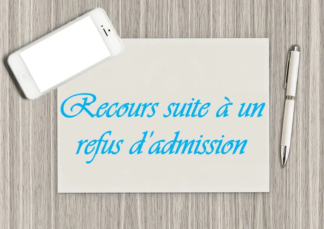 Un modèle de recours gracieux suite à un refus d'admission, avec un smartphone et un stylo sur un bureau en bois.