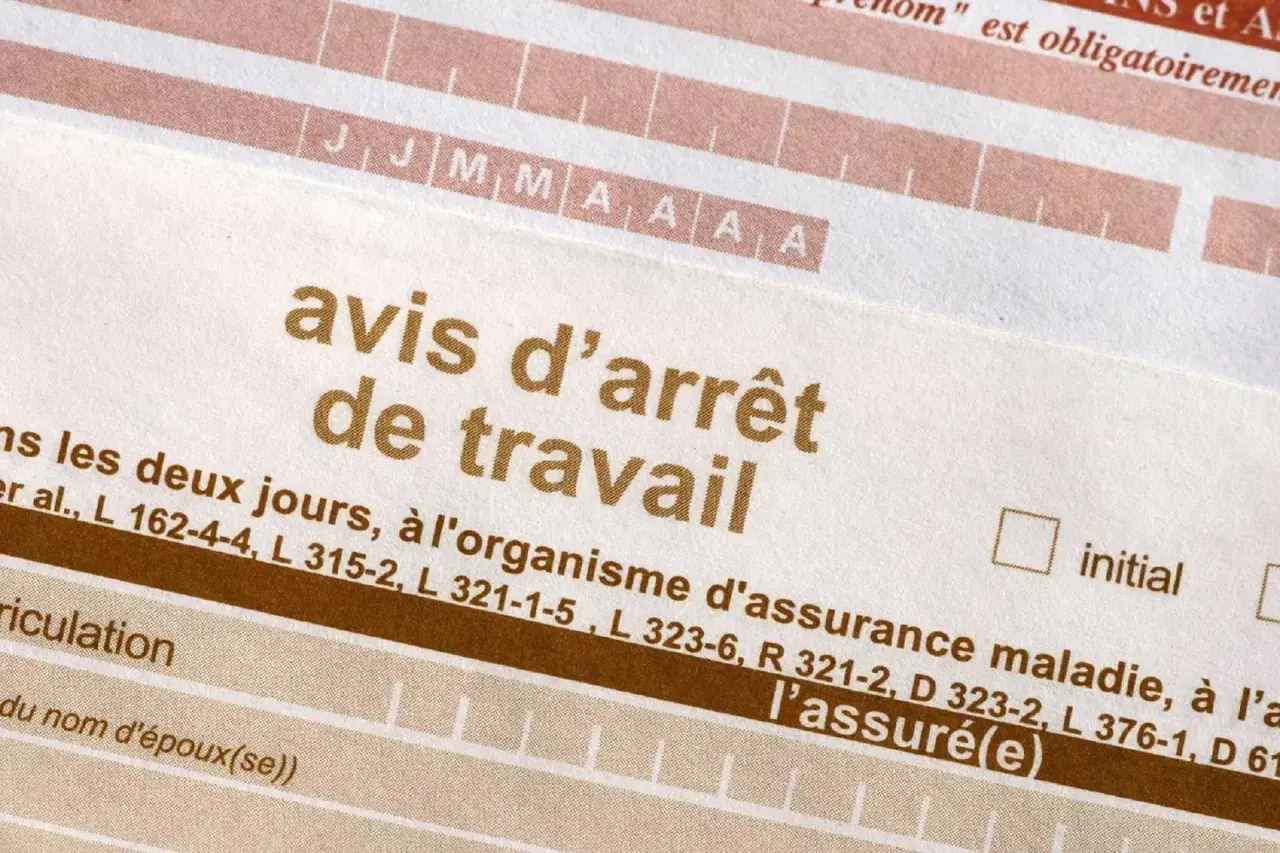 Un document officiel avec le titre "avis d'arrêt de travail" en gros caractères dorés. Il contient des champs pour des dates et des informations administratives.