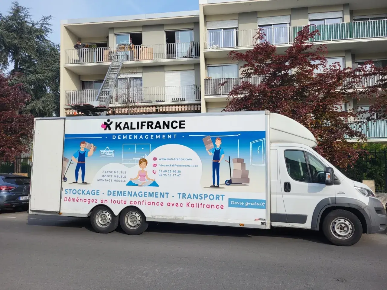 Camion Kalifrance, spécialiste du déménagement, avec une échelle pour monter des cartons dans un immeuble. Ce modèle d'arrêté d'autorisation de stationnement pour déménagement est bien représenté.