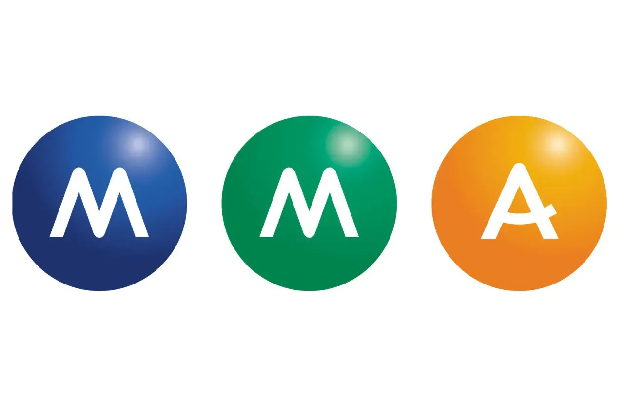 Trois cercles colorés (bleu, vert, orange) avec des lettres blanches : M, M, A. Une illustration pour une déclaration sinistre MMA habitation.