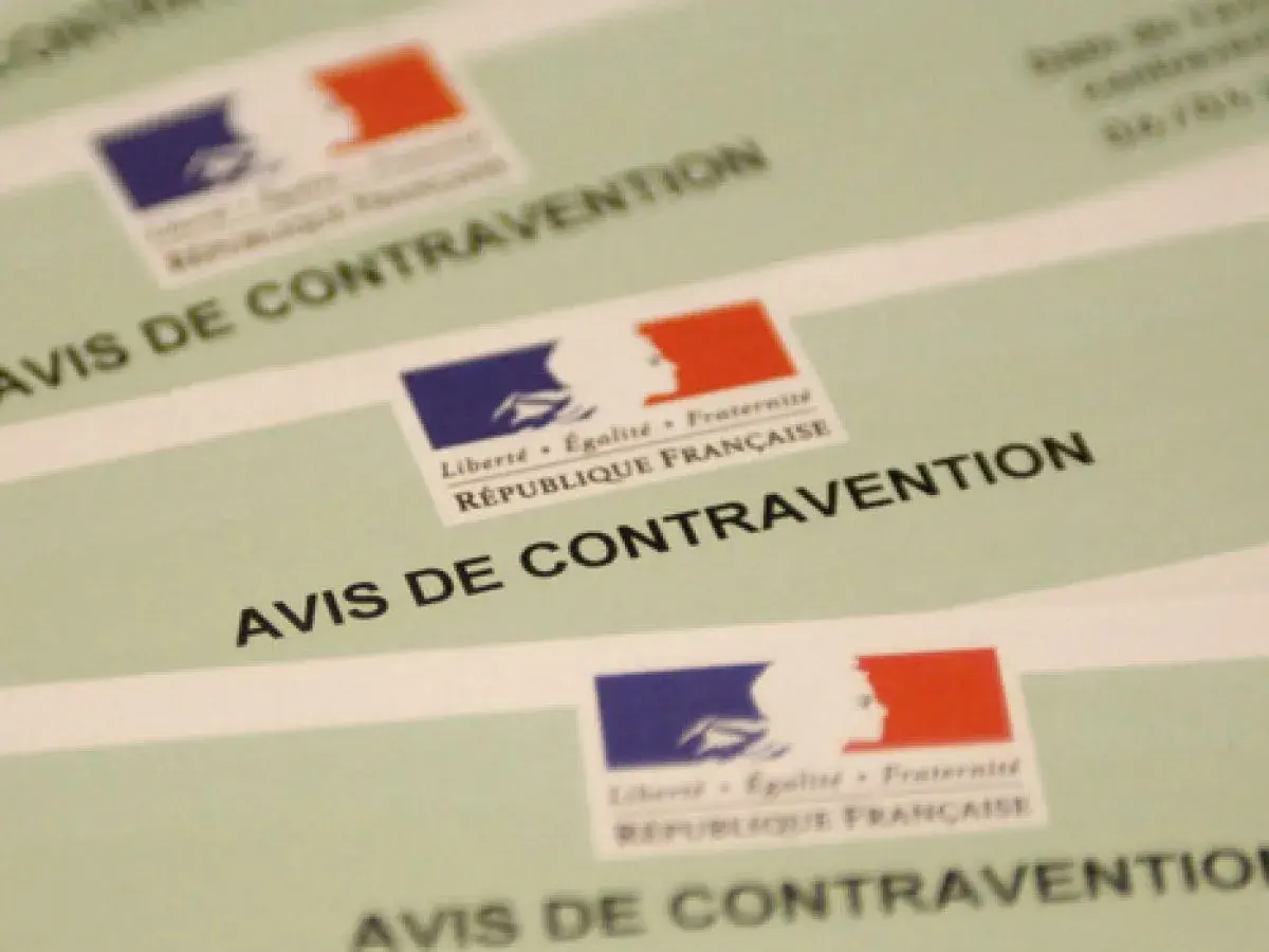 Plusieurs avis de contravention, documents officiels pour une lettre contestation amende, sont superposés.