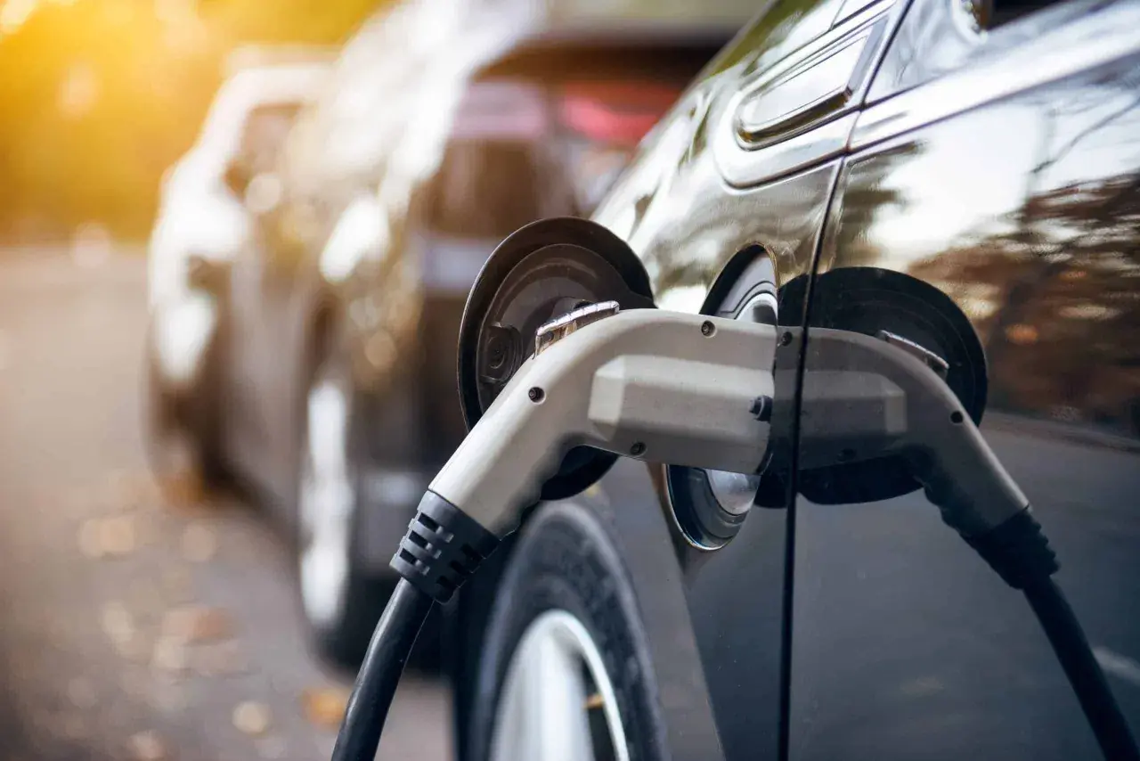 Une voiture électrique en charge. Pour le droit à la prise en copropriété, une lettre type peut être utile.