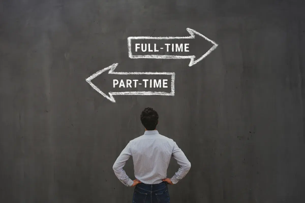 Un homme face à un choix : "Full-time" ou "Part-time". Un visuel pour un modèle lettre demande temps partiel.