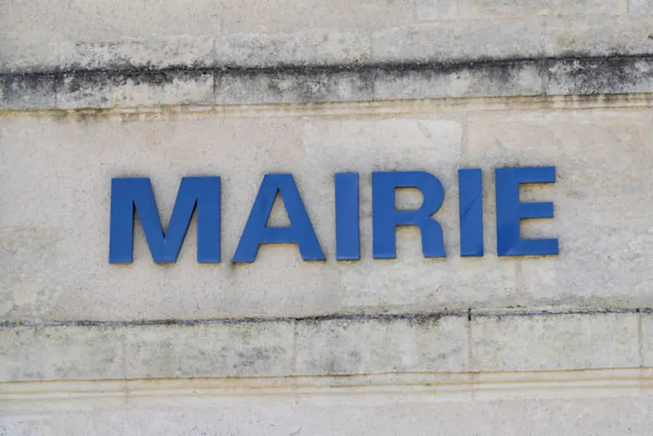 Les lettres bleues "MAIRIE" sur un mur en pierre. Idéal pour illustrer une lettre de motivation fonction publique.