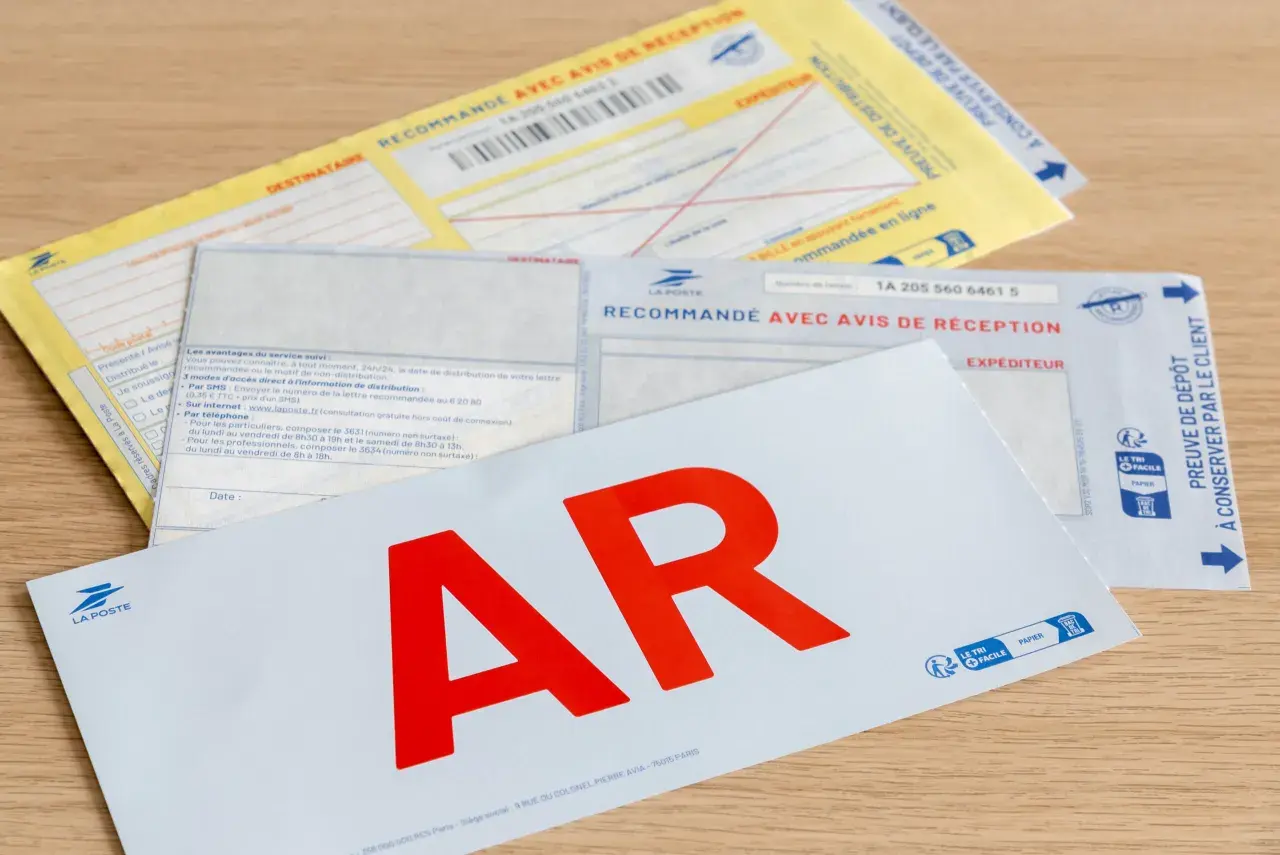 Modèle récépissé de remise en main propre résiliation de bail. Courrier recommandé avec avis de réception de La Poste, preuve de dépôt à conserver.