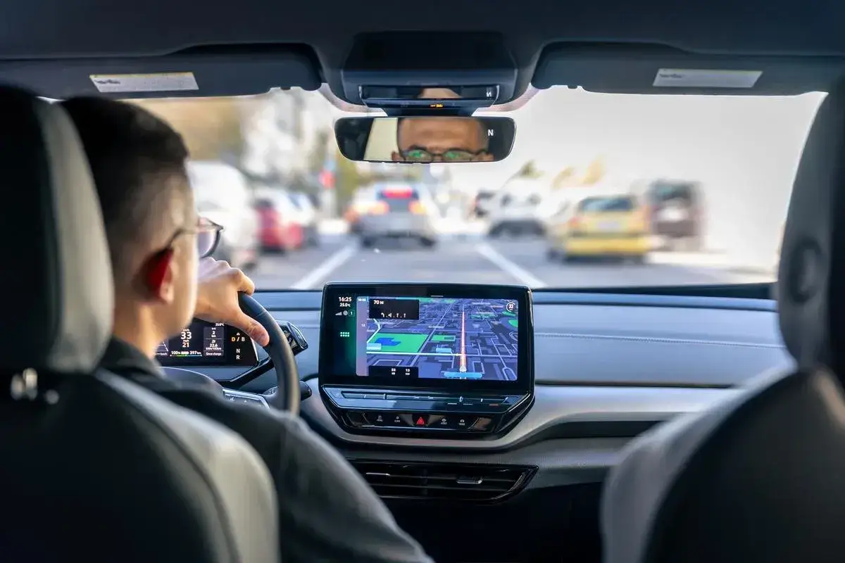Conducteur concentr&eacute; sur la route, utilisant le GPS. Il pense &agrave; sa lettre de motivation pour devenir conducteur de voiture radar.