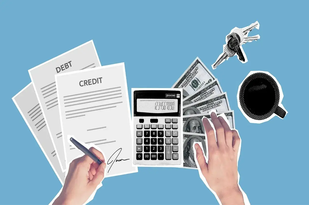 Main d'une personne rédigeant une lettre réclamation frais bancaires, avec calculatrice, billets de dollars, clés et tasse de café.