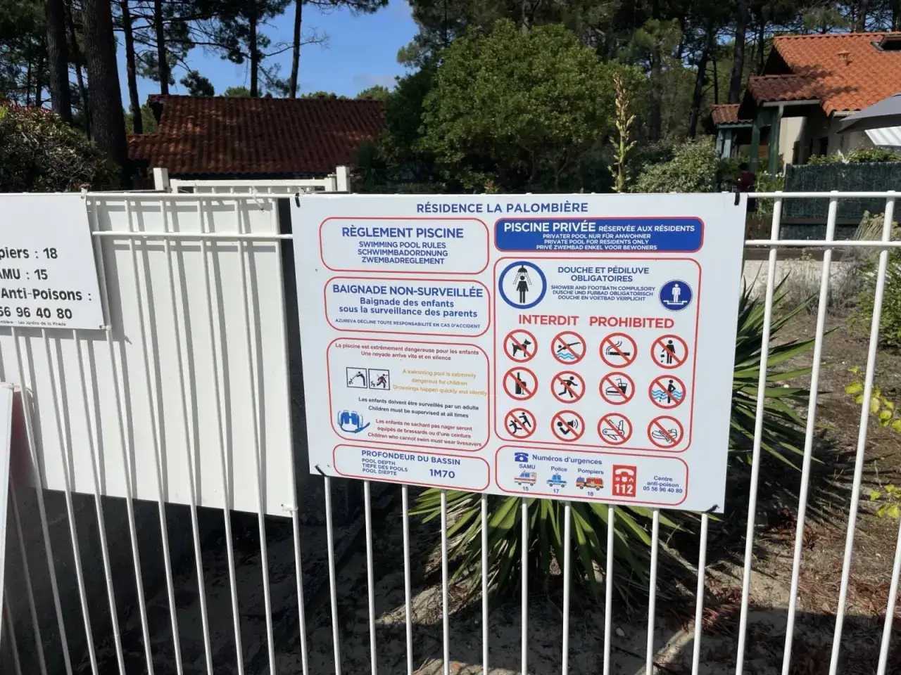 Panneau de r&egrave;glement de piscine : baignade non surveill&eacute;e, douches obligatoires, interdictions (chiens, fumer, etc.) et num&eacute;ros d'urgence. Ce mod&egrave;le affiche pour bruit voisinage rappelle les r&egrave;gles pour une cohabitation paisible.