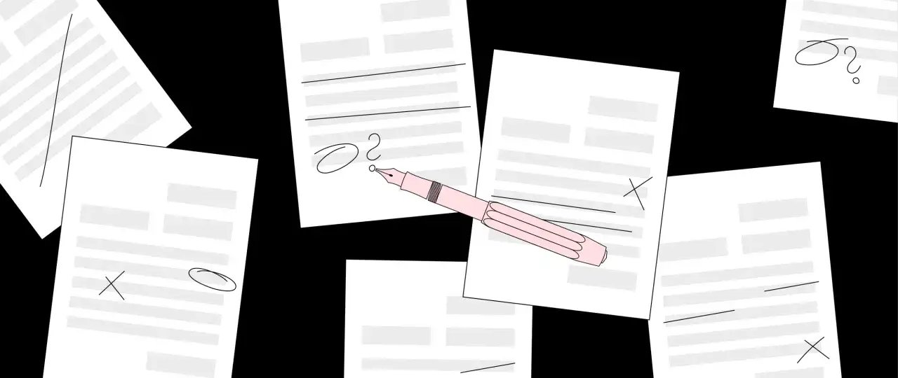 Des documents &eacute;parpill&eacute;s, une plume rose pr&ecirc;te &agrave; r&eacute;diger une lettre contestation facture. Des croix et des cercles marquent des points &agrave; v&eacute;rifier.
