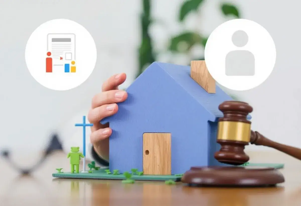 Une main tient une maison bleue, symbolisant une r&eacute;clamation aupr&egrave;s d'une agence immobili&egrave;re. Un marteau de juge et des ic&ocirc;nes de document et de personne compl&egrave;tent la sc&egrave;ne.