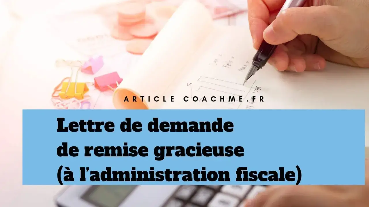 Une main écrit une lettre de demande de remise gracieuse pour la taxe d'habitation à l'administration fiscale.