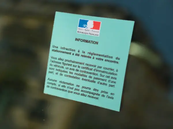 Avis de contravention pour stationnement. Ce document informe d'une infraction et des démarches à suivre, comme une lettre au maire pour problème de stationnement.