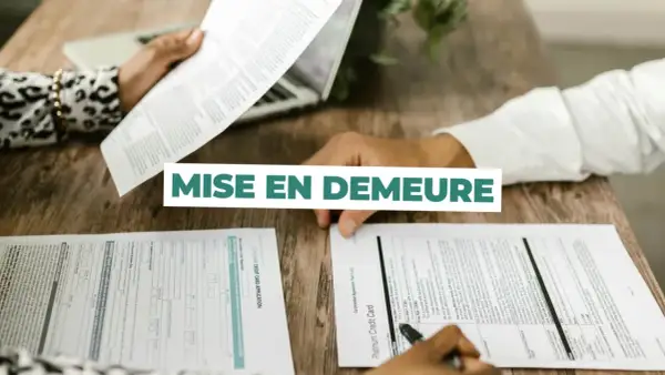 Mise en demeure pour un délai de livraison non respecté. Des documents sont examinés sur un bureau en bois.