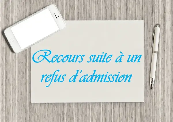 Un modèle de recours gracieux suite à un refus d'admission, avec un smartphone et un stylo sur un bureau en bois.