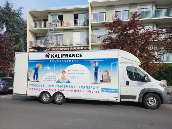Camion Kalifrance, spécialiste du déménagement, avec une échelle pour monter des cartons dans un immeuble. Ce modèle d'arrêté d'autorisation de stationnement pour déménagement est bien représenté.