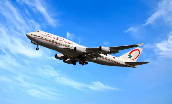 Un avion de la RAM, un Boeing 747-400, décolle sous un ciel bleu et nuageux.