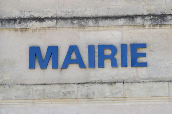 Les lettres bleues "MAIRIE" sur un mur en pierre. Idéal pour illustrer une lettre de motivation fonction publique.
